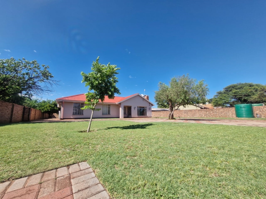To Let 4 Bedroom Property for Rent in Kathu Northern Cape